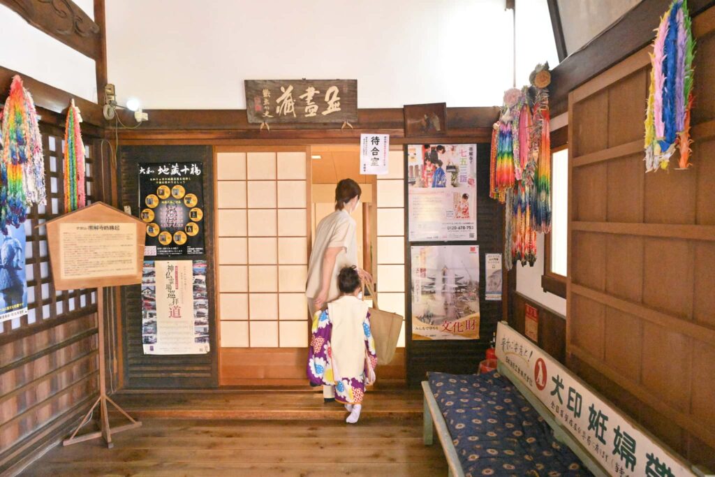 奈良市・大和郡山市・天理市_七五三3歳女の子_祈祷前_フォトスタジオワタナベ(渡辺写真館)奈良本店_待合室